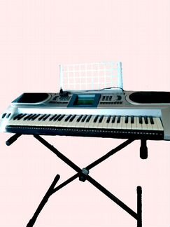 Продаю синтезатор 61-клавишный