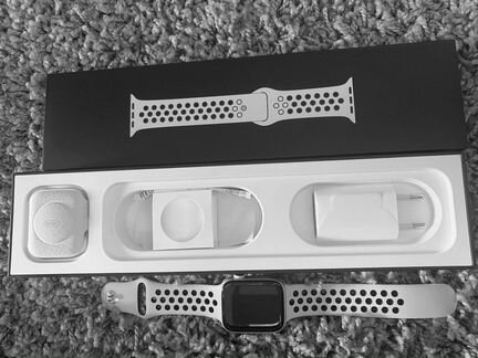 Apple Watch series 4 44 mm Nike