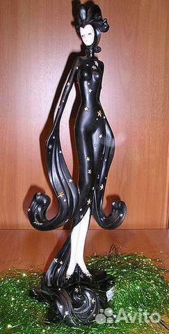 Статуя девушка в черном и золотом