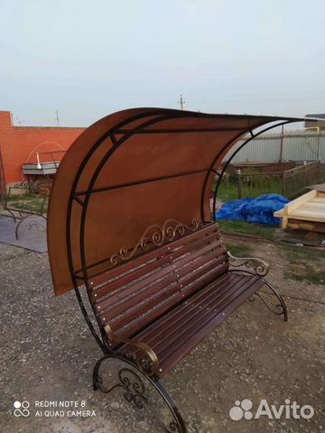 Скамейка с крышей