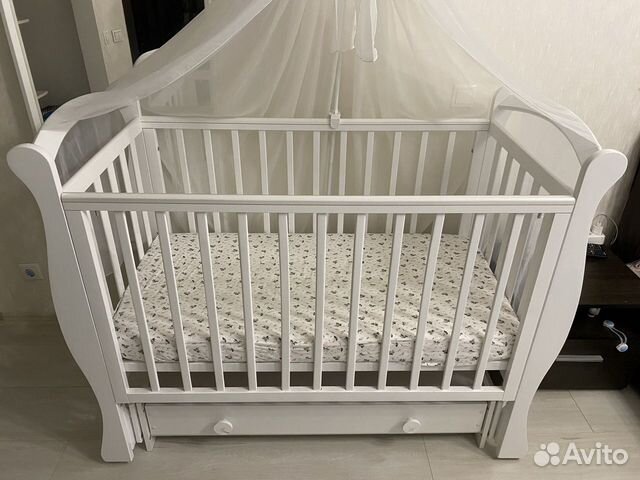 Детская кроватка с маятником и ящиком