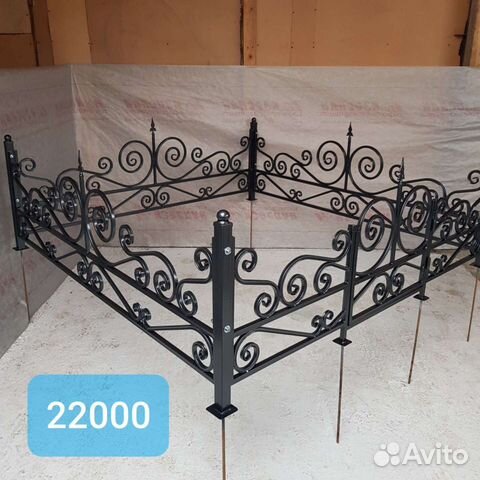 Оградки на могилу на кладбище, Кресты, Лавочки