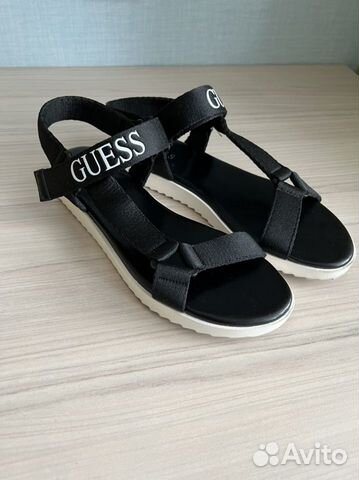 Женские босоножки Guess