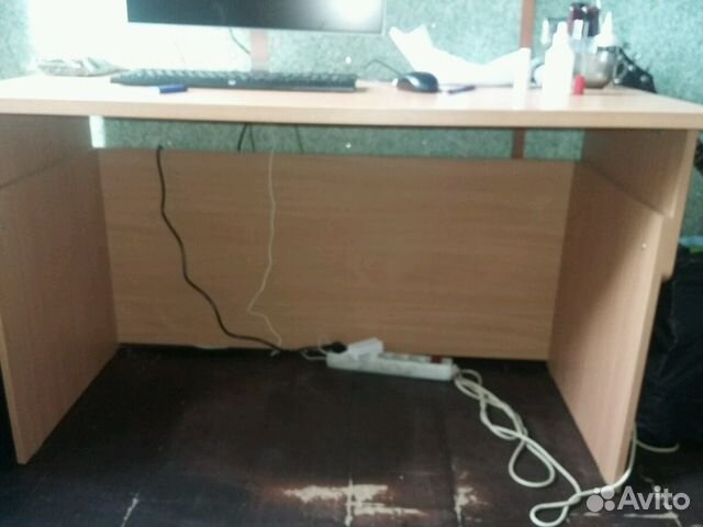 Стол с навесной полкой в комплекте