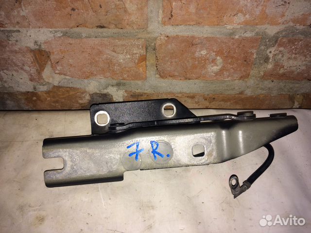 Петля капота правая бмв 5 Е60 Петля капота правая бмв 5 Е60