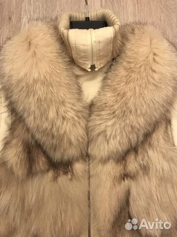 Жилет натуральный мех лисы, воротник песец