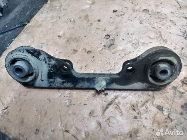 Кронштейн заднего редуктора. Задние рычаги инфинити. Задний чулок редуктора gmc субурбан 1990 год. Крепление редуктора к стене. Кронштейн заднего редуктора.