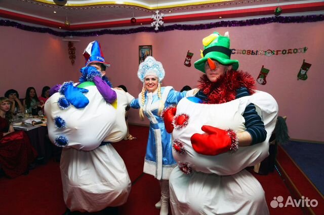 Продаётся Новогодний искраметный костюм Снегурочки