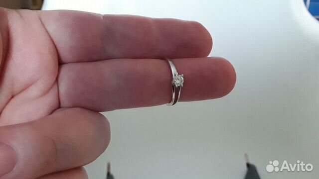 Золотое кольцо с бриллиантом Золотое кольцо с бриллиантом