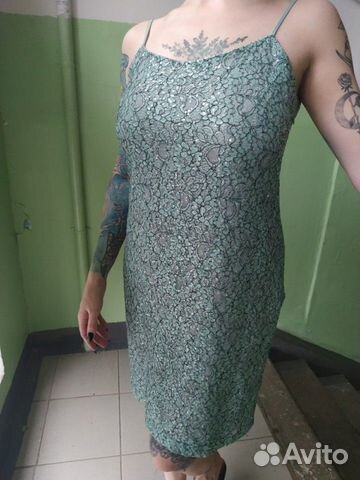 Платье с кружевом и пайетками