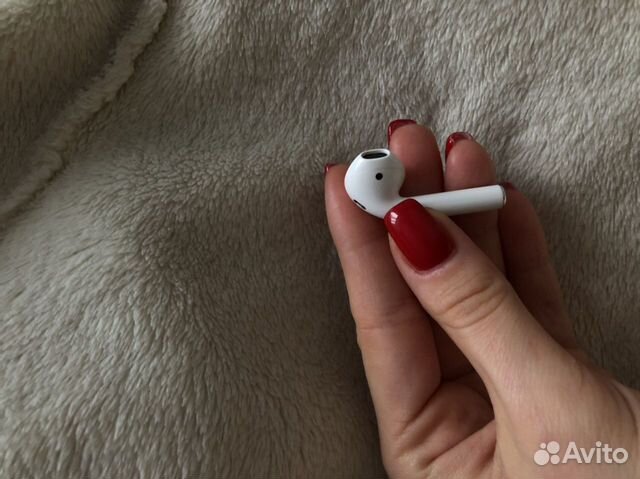 Правый наушник AirPods Правый наушник AirPods