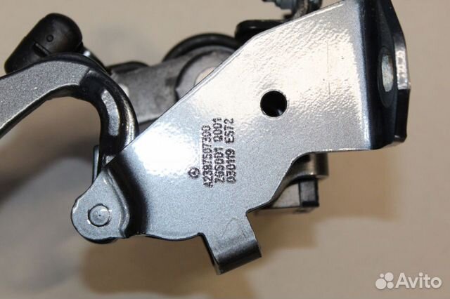 Петля крышки багажника левая Mercedes E-klasse Cou