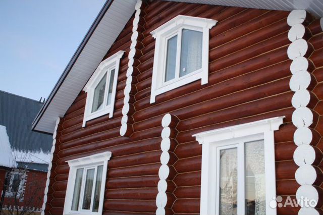 Сруб дома из рубленного бревна. Зимний лес