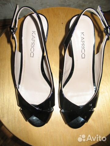 Абсолютно новые босоножки на танкетке Kapricci Абсолютно новые босоножки на танкетке Kapricci