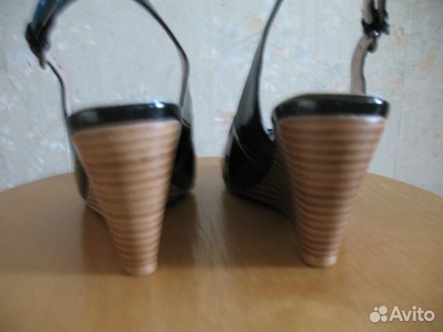 Абсолютно новые босоножки на танкетке Kapricci Абсолютно новые босоножки на танкетке Kapricci