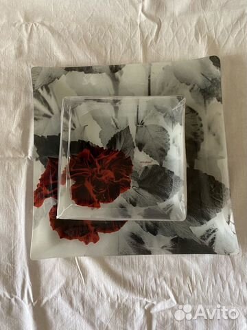 Абсолютно новый набор из тарелок и блюда