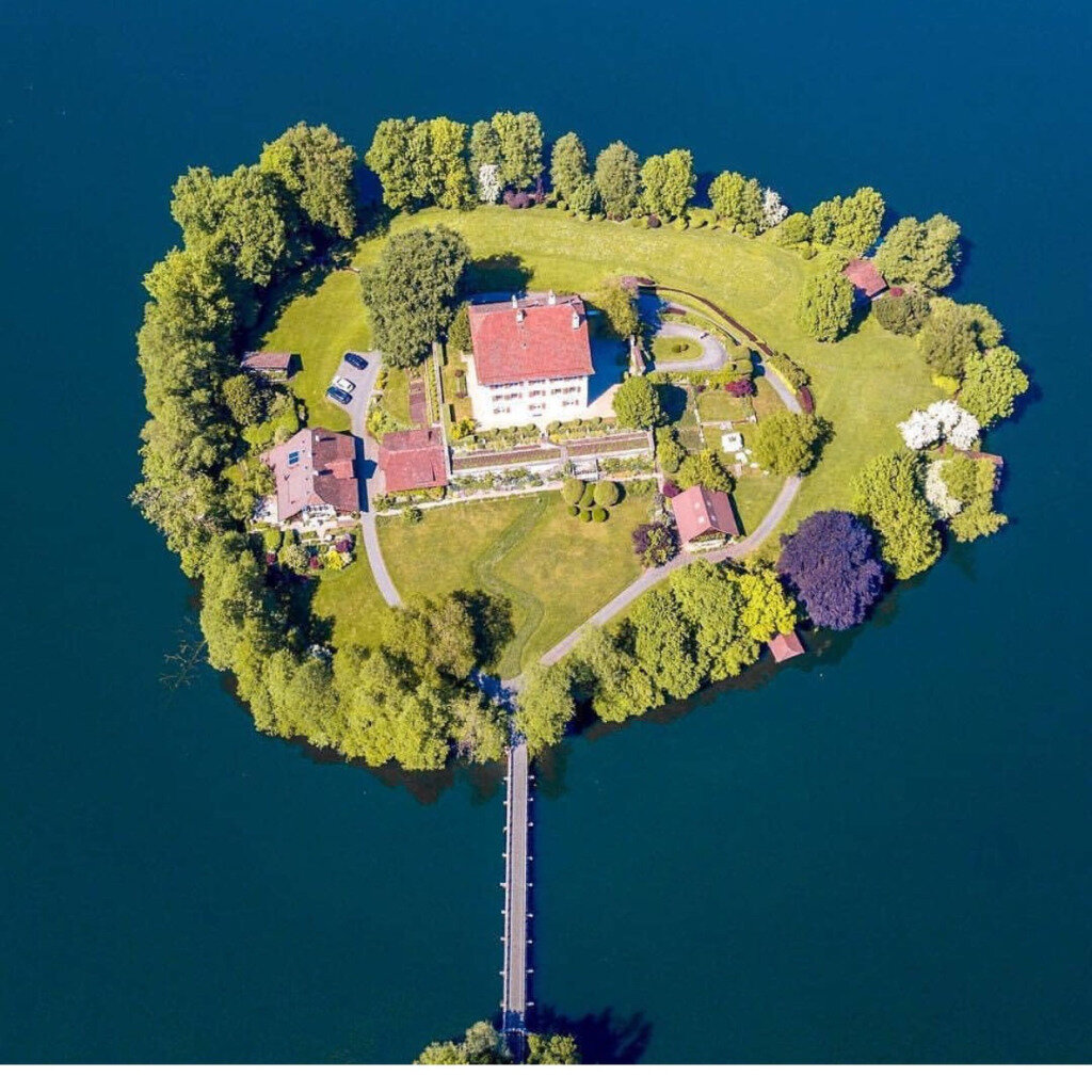Island less. Острова Швейцарии. Остров спокойствия. Жилой остров в Швейцария. Дом-остров в городе.