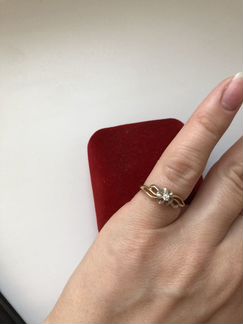 Золотое кольцо с бриллиантом