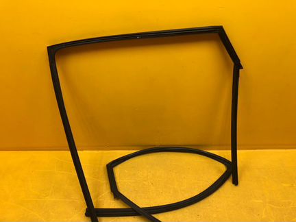 Уплотнитель стекла задний правый Nissan Qashqai