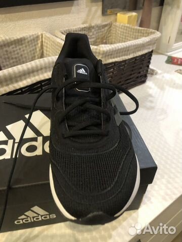 Продам женские кроссовки adidas