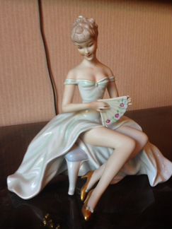 Фарфоровая статуэтка 