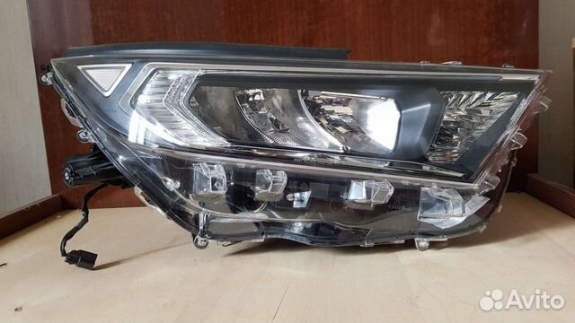 Фара передняя правая на Toyota RAV4