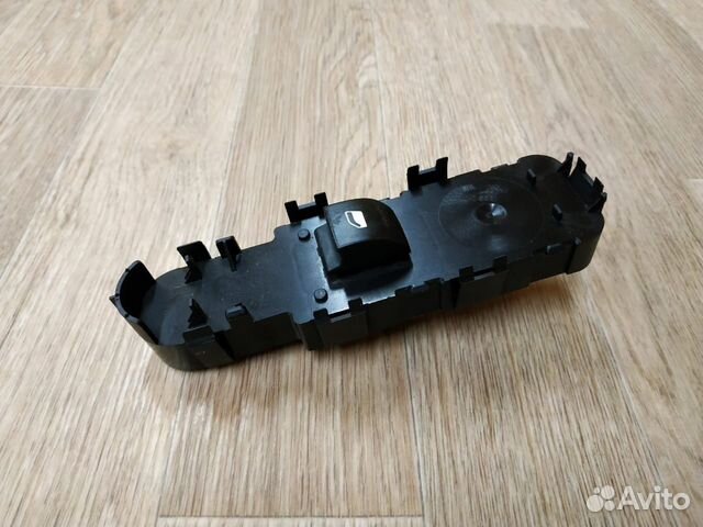 Кнопка стеклоподъемника переднего правого Пежо 308