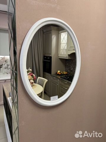Зеркало в деревянной овальной раме