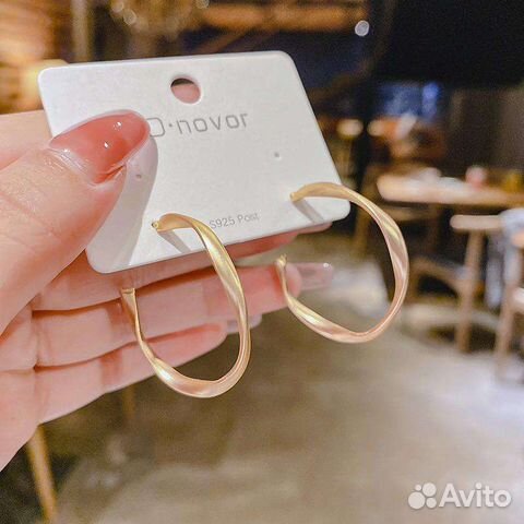 Модные крученые серьги - кольца матовое золото