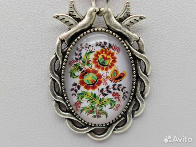 Кулон с цветочным узором в Городецком стиле