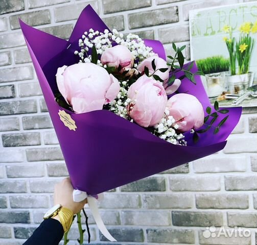 5 пионов с зеленью и гипсофилой букет пионов