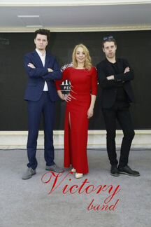 Поющая ведущая и диджей, кавер группа