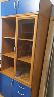 Яркий и современный шкаф для книг