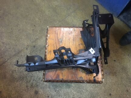 Бмв ф10 крепление фара