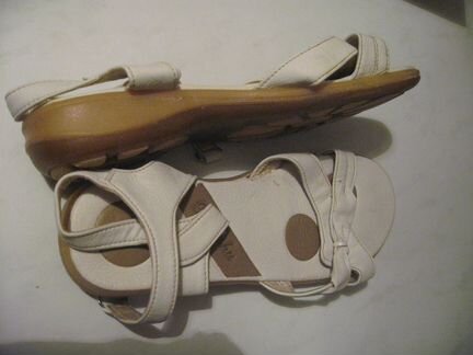 Белые босоножки