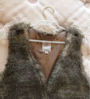 S. Oliver светло-серый меховой жилет