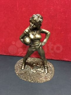 Девушка с мячом