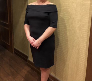 Платье с открытыми плечами