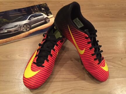 Яркие бутсы шиповки Nike Mercurial Vortex