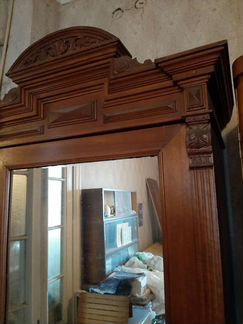 Старинный шкаф с зеркалом
