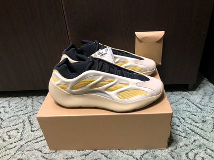 Adidas yeezy boost 700 v3 safflower 10,5US