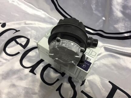 Насос охлаждающей жидкости Мерседес новый оригинал