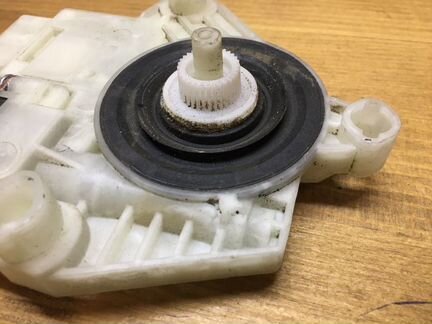 Мотор стеклоподъемника передний правый Skoda Rаpid