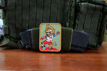 Пародийный патч волк с футбольным мячом