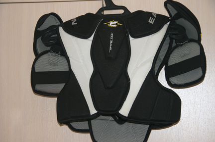 Продаю хоккейный нагрудник