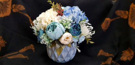 Интерьерная композиция из искусственных цветов