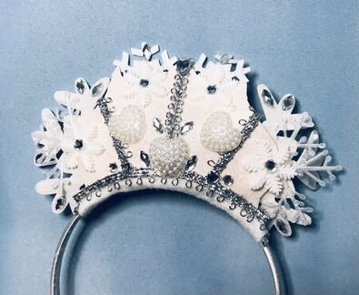 Нарядная корона снежинки