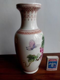 Ваза (бабочка, виноград), Китай