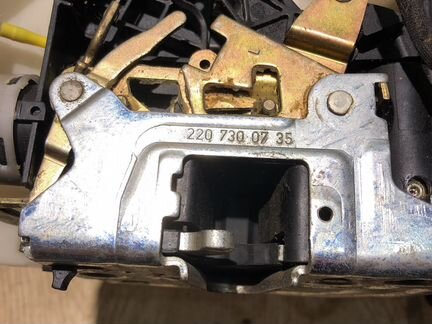 Замок задней левой двери Mercedes W220 Л/П