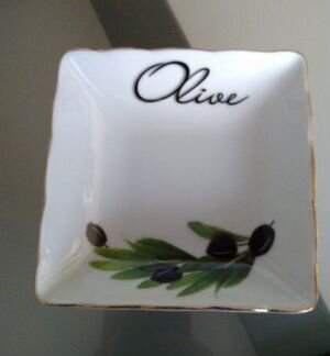 Тарелка для оливок, чашки, другая посуда